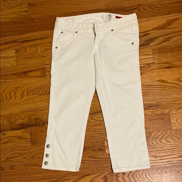 SALE！Stylish White Capris with Button Detail - Picture 1 of 4